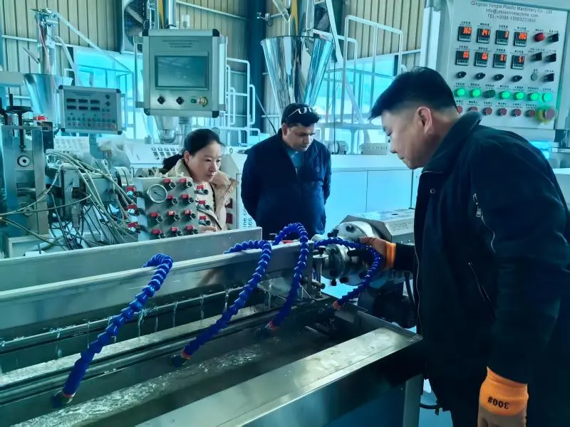 Gummi kunstvandingsrørmaskine, der kører på stedet for Indien-kunde