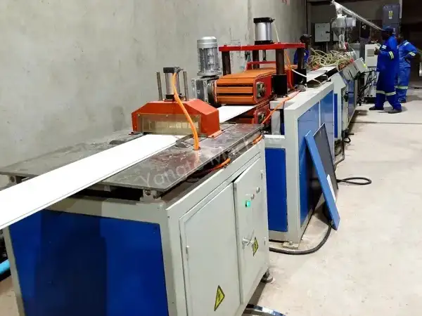 Afrikansk PVC-loftfremstillingsmaskine