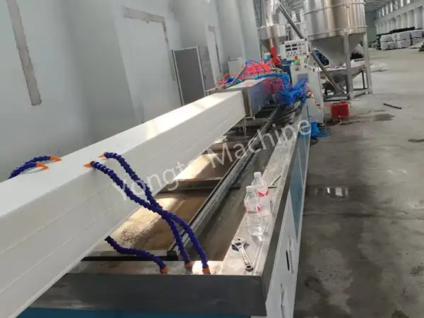 Kina PVC regntagrende profilfremstillingsmaskine