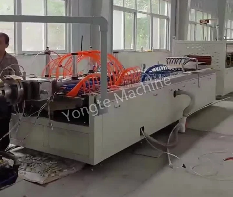PVC-vægpanelekstruderingslinje installeret med succes i Kina