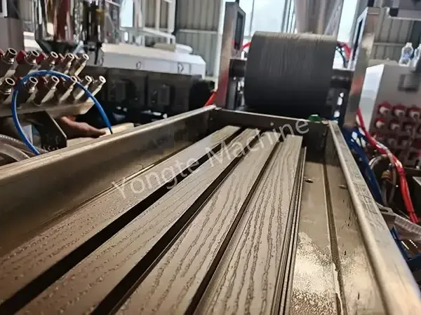 Yongte WPC Wall Cadding Machine installeret i Canada med succes